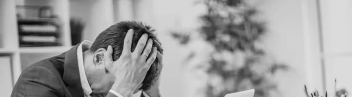 Chủ doanh nghiệp ôm đầu trước máy tính