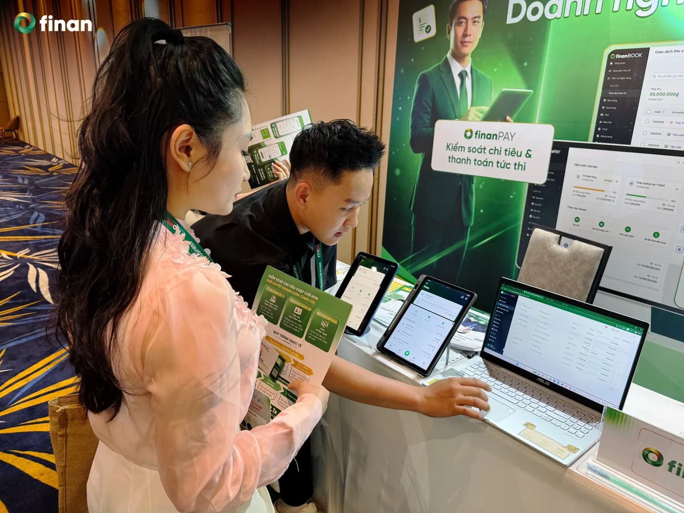 Khách tham quan trải nghiệm FinanOne tại gian hàng sự kiện