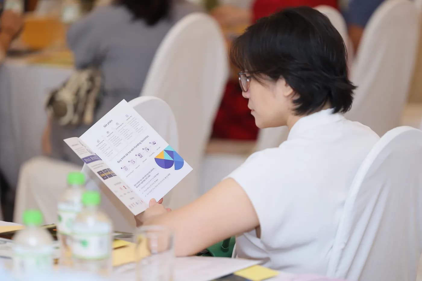 Chủ doanh nghiệp đọc tài liệu giới thiệu chương trình