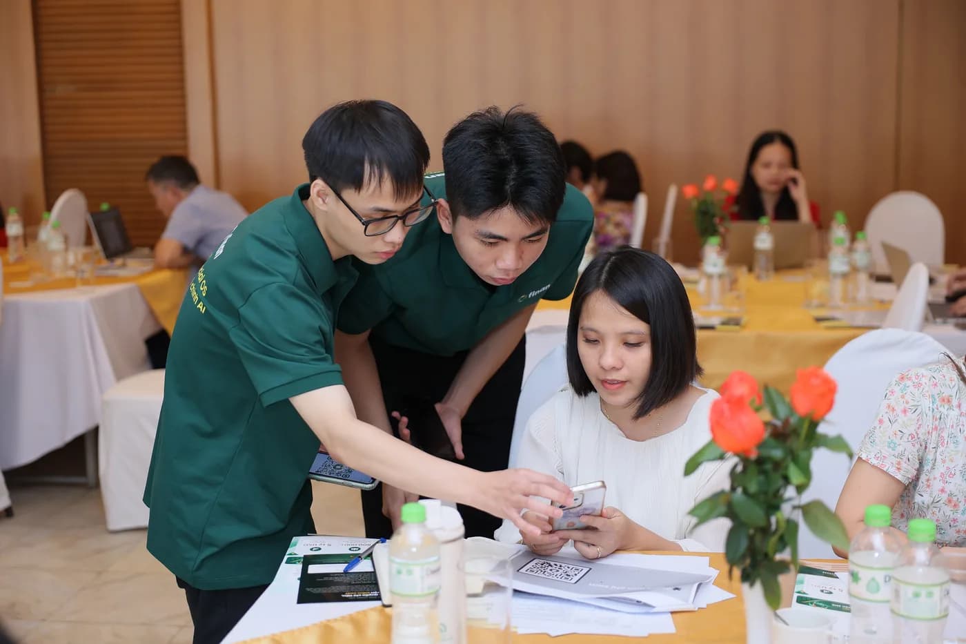 Nhân viên Finan hướng dẫn khách dùng ứng dụng tại sự kiện