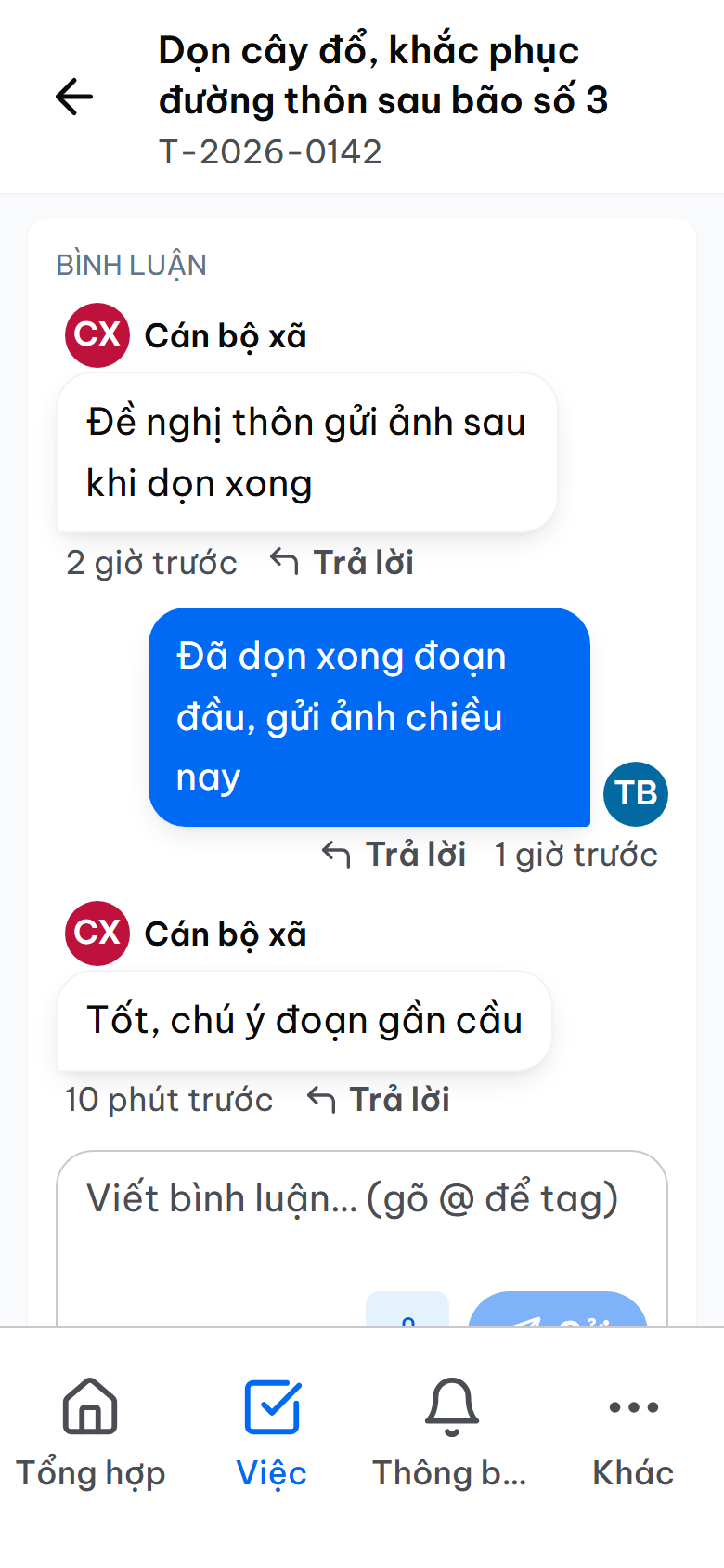 Trao đổi qua lại giữa cán bộ xã và trưởng thôn ngay trên nhiệm vụ