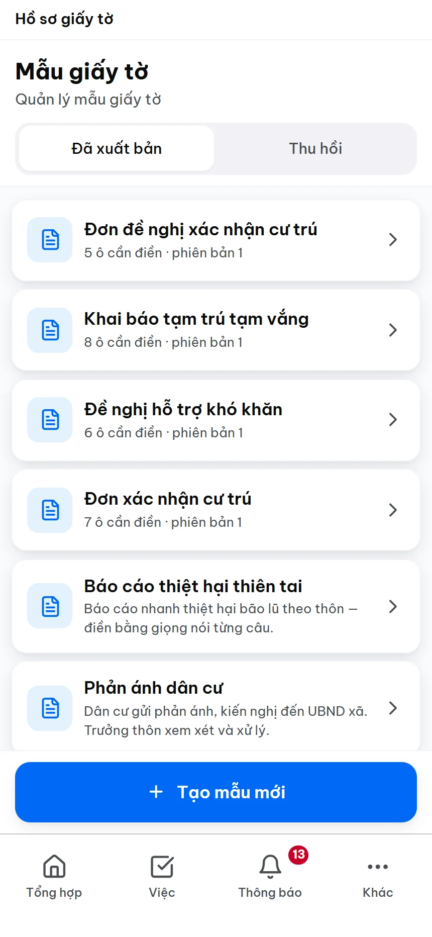 Màn quản lý mẫu giấy tờ của xã: tách Đã xuất bản và Thu hồi, các mẫu Đơn đề nghị xác nhận cư trú 5 ô cần điền, Khai báo tạm trú tạm vắng 8 ô, Đề nghị hỗ trợ khó khăn, Báo cáo thiệt hại thiên tai điền bằng giọng nói, Phản ánh dân cư, và nút Tạo mẫu mới