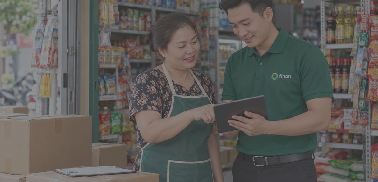 Trao đổi công việc tại cửa hàng phân phối