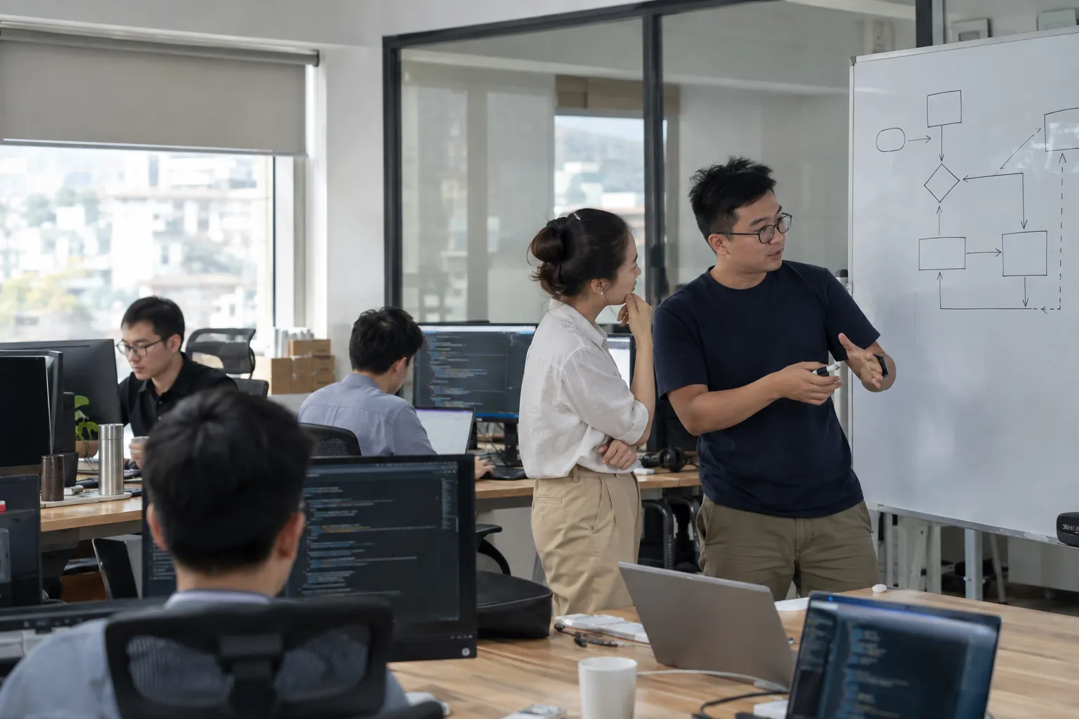 Lập trình viên và đồng nghiệp làm việc với hệ thống tích hợp