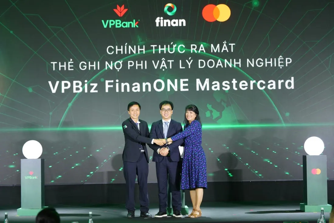 Đại diện VPBank, Finan và Mastercard tại lễ ra mắt thẻ VPBiz FinanOne Mastercard
